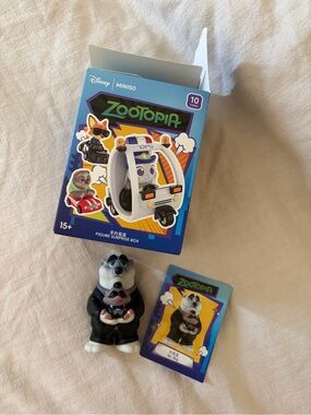 ZooTopia Black and White Panda Father Figurine Holding Puppy
